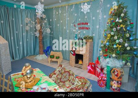 Decorazioni per il nuovo anno nell'asilo. Festa di compleanno di Capodanno . Baku, Azerbaigian . 10.01.2018 . Foto Stock