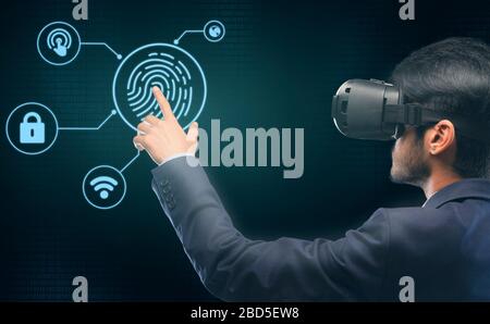Uomo d'affari nel visore VR che tocca il pannello virtuale per la verifica Foto Stock