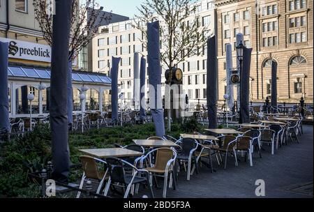 Berlino, Germania. 7 aprile 2020. Di fronte ad un ristorante ci sono tavoli e sedie vuoti. Credito: Britta Pedersen/dpa-Zentralbild/dpa/Alamy Live News Foto Stock