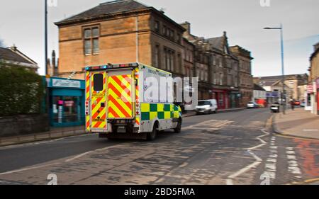 Portobello, Edimburgo, Scozia, Regno Unito. 7 aprile 2020. Eierily tranquillo Portobello High Street con residenti che si accudono al Coronavirus Lockdown britannico, ci erano pochissime persone fuori e circa. Nella foto: Un'ambulanza che corre lungo la strada eccezionalmente tranquilla in una chiamata di emergenza. Foto Stock