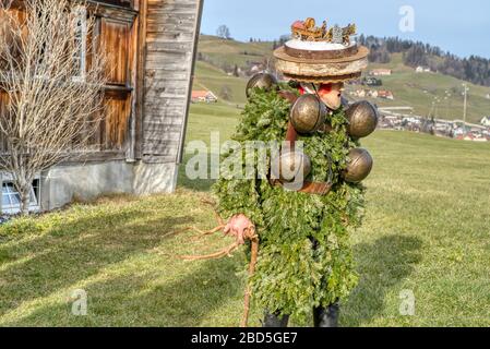 Silvesterchlausen o mummers di Capodanno in costumi tradizionali per celebrare il nuovo anno a Urnasch, Svizzera Foto Stock