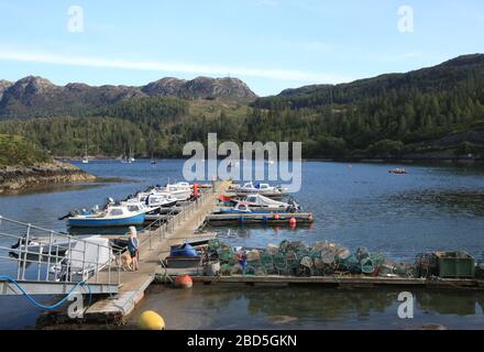 Un molo a Plockton su Loch Carron, Lochalsh, Wester Ross, Scozia, Regno Unito. Foto Stock