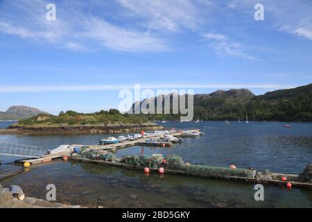 Un molo a Plockton su Loch Carron, Lochalsh, Wester Ross, Scozia, Regno Unito. Foto Stock