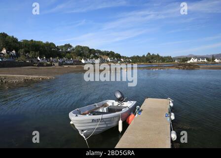 Un molo a Plockton su Loch Carron, Lochalsh, Wester Ross, Scozia, Regno Unito. Foto Stock