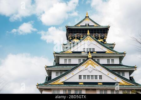 Castello di Osaka con cielo blu in Giappone Foto Stock