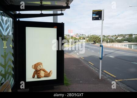 Orakei, Auckland / Nuova Zelanda - Aprile 06 2020: Foto di orsacchiotti in un tabellone di riparo per autobus come parte della caccia orso neozelandese per tenere il bambino Foto Stock