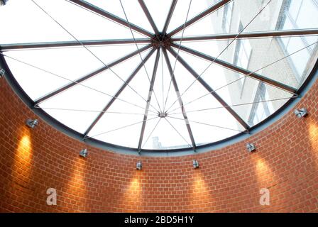 Brick Courtyard Smithfield Haberdashers Hall, 18 W Smithfield, Farringdon, Londra EC1A 9HQ by Hopkins Architects Holloway White Allom Swift Brickwork Foto Stock