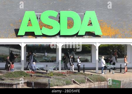 Brighton, Regno Unito. 7 aprile 2020. I clienti esercitano il Social Distancing mentre fanno la coda al di fuori di un supermercato Asda a Brighton Marina. Credit: James Boardman/Alamy Live News Foto Stock