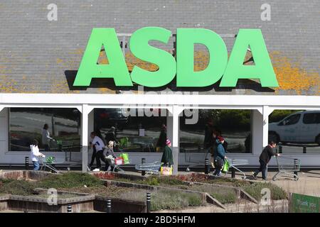 Brighton, Regno Unito. 7 aprile 2020. I clienti esercitano il Social Distancing mentre fanno la coda al di fuori di un supermercato Asda a Brighton Marina. Credit: James Boardman/Alamy Live News Foto Stock