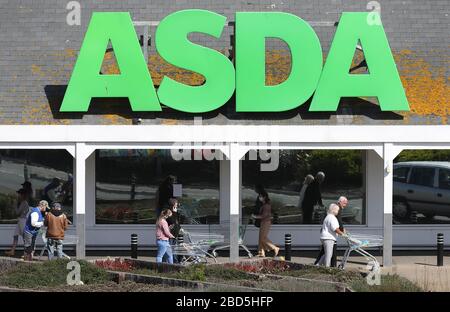 Brighton, Regno Unito. 7 aprile 2020. I clienti esercitano il Social Distancing mentre fanno la coda al di fuori di un supermercato Asda a Brighton Marina. Credit: James Boardman/Alamy Live News Foto Stock