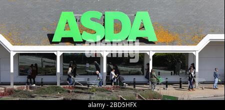 Brighton, Regno Unito. 7 aprile 2020. I clienti esercitano il Social Distancing mentre fanno la coda al di fuori di un supermercato Asda a Brighton Marina. Credit: James Boardman/Alamy Live News Foto Stock