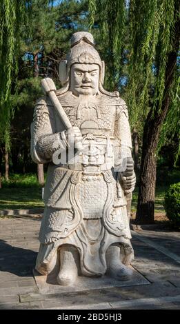 Statua del generale con club, Spirito o Via Sacra, Tombe Ming, Changping District, Pechino, Cina Foto Stock
