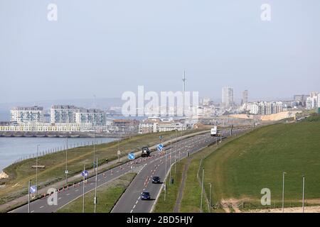 Brighton, Regno Unito. 7 aprile 2020. Strade molto tranquille che conducono a Brighton vicino a Rottingdean durante l'epidemia di Coronavirus. Credit: James Boardman/Alamy Live News Foto Stock