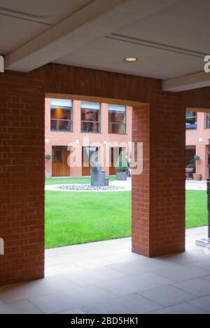 Brick Courtyard Smithfield Haberdashers Hall, 18 W Smithfield, Farringdon, Londra EC1A 9HQ by Hopkins Architects Holloway White Allom Swift Brickwork Foto Stock