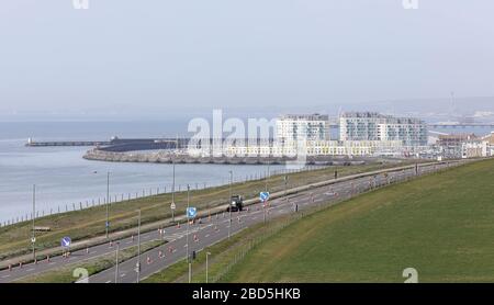 Brighton, Regno Unito. 7 aprile 2020. Strade molto tranquille che conducono a Brighton vicino a Rottingdean durante l'epidemia di Coronavirus. Credit: James Boardman/Alamy Live News Foto Stock