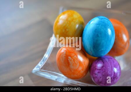 uova di pasqua colorate in una ciotola di vetro Foto Stock