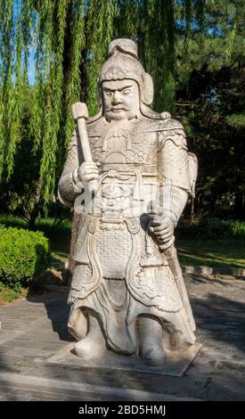 Statua del generale con club, Spirito o Via Sacra, Tombe Ming, Changping District, Pechino, Cina Foto Stock