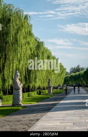 Vista delle statue sullo Spirito o sulla Via Sacra, Tombe Ming, Changping District, Pechino, Cina Foto Stock