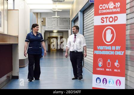 Il Ministro della Sanità dell'Irlanda del Nord Robin Swann e il Chief Nursing Officer Charlotte McArdle durante una visita all'ospedale Nightingale dell'Irlanda del Nord a Belfast. Durante la visita il Ministro ha incontrato il personale di prima linea e ha visto le nuove strutture di assistenza intensiva. Foto Stock