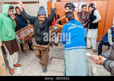 Punjabi dhol giocatori in strada, Medhi processione alla casa dello sposo, Jhelum, Punjab, Pakistan Foto Stock