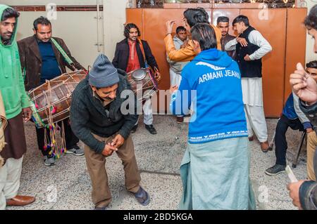 Punjabi dhol giocatori in strada, Medhi processione alla casa dello sposo, Jhelum, Punjab, Pakistan Foto Stock