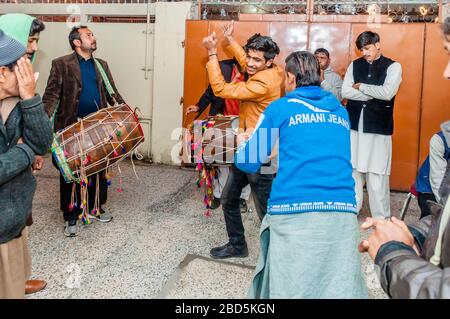 Punjabi dhol giocatori in strada, Medhi processione alla casa dello sposo, Jhelum, Punjab, Pakistan Foto Stock