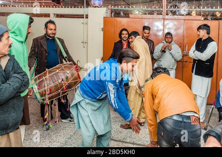 Punjabi dhol giocatori in strada, Medhi processione alla casa dello sposo, Jhelum, Punjab, Pakistan Foto Stock