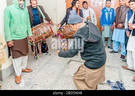 Punjabi dhol giocatori in strada, Medhi processione alla casa dello sposo, Jhelum, Punjab, Pakistan Foto Stock