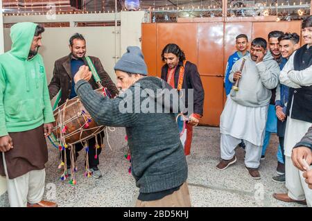 Punjabi dhol giocatori in strada, Medhi processione alla casa dello sposo, Jhelum, Punjab, Pakistan Foto Stock