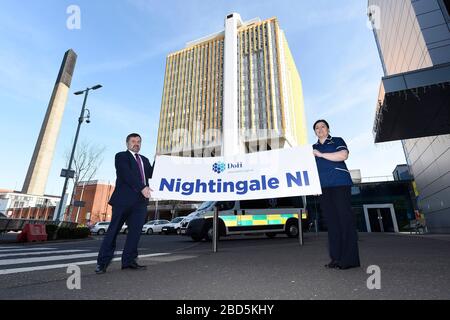 Il Ministro della Sanità dell'Irlanda del Nord Robin Swann e il Chief Nursing Officer Charlotte McArdle durante una visita all'ospedale Nightingale dell'Irlanda del Nord a Belfast, Irlanda del Nord. Durante la visita il Ministro ha incontrato il personale di prima linea e ha visto le nuove strutture di assistenza intensiva. Foto Stock