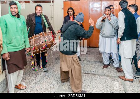 Punjabi dhol giocatori in strada, Medhi processione alla casa dello sposo, Jhelum, Punjab, Pakistan Foto Stock