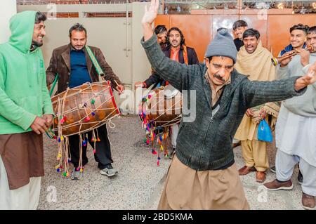 Punjabi dhol giocatori in strada, Medhi processione alla casa dello sposo, Jhelum, Punjab, Pakistan Foto Stock