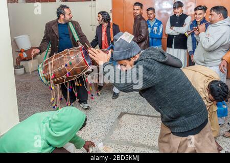 Punjabi dhol giocatori in strada, Medhi processione alla casa dello sposo, Jhelum, Punjab, Pakistan Foto Stock