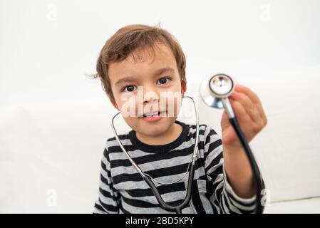 Bambino che gioca con stetoscopio Foto Stock