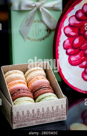 Vetrina al Laduree Cafe and Boutique, Saint Germain des Pres, Parigi, Francia Foto Stock