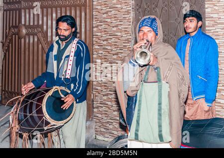 Punjabi dhol giocatori in strada, Medhi processione alla casa dello sposo, Jhelum, Punjab, Pakistan Foto Stock