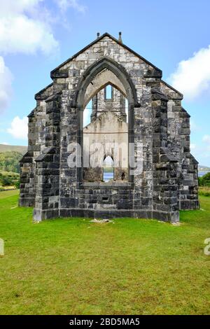 Le rovine della chiesa di Dunlewey, situata a Poisoned Glen, contea Donegal, Irlanda. Dunlewey è un piccolo villaggio di Gaeltacht Foto Stock