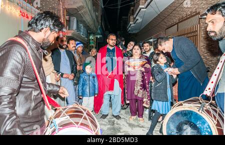 Punjabi dhol giocatori in strada, Medhi processione alla casa dello sposo, Jhelum, Punjab, Pakistan Foto Stock