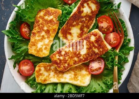 Insalata sana con halloumi fritti e pomodori, vista dall'alto, dieta keto-ketogena Foto Stock