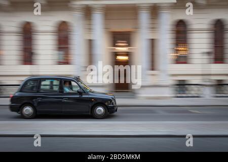 Immagine panoramica di Londra Taxi in auto oltre Oxford e Cambridge Club su Pall Mall, St James, Londra, Inghilterra, Regno Unito Foto Stock