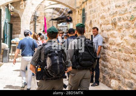 I soldati della polizia di frontiera israeliana pattugliano un vicolo nella Città Vecchia, Gerusalemme, Israele Foto Stock