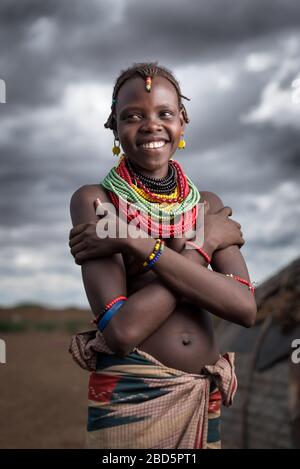 Una giovane donna non sposata è membro del gruppo etnico o della tribù di Dassanetch, Omorate, Etiopia meridionale. Foto Stock