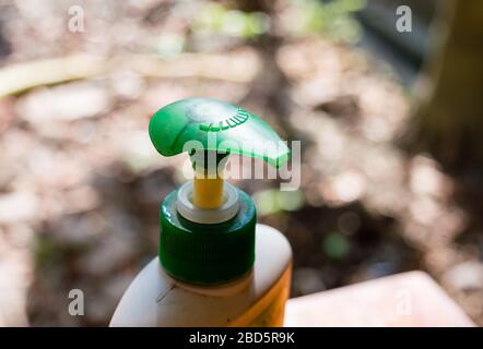 Parte del detergente per mani e del flacone igienizzante. Detergente per mani per pulizia mani, pulizia mani, cura della pelle. Salute e igiene di fondo a. Foto Stock