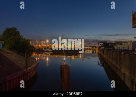 Duesseldorf - Vista dal ponte verticale al porto container, Renania settentrionale-Vestfalia, Germania, Duesseldorf, 27.07.2018 Foto Stock