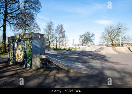 Skate Park a Sutton Lawn, catturato durante il blocco Covid-19, aprile 2020 Sutton in Ashfield Nottinghamshire Inghilterra Regno Unito Foto Stock