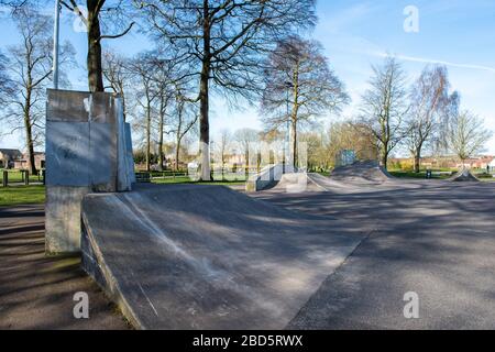 Skate Park a Sutton Lawn, catturato durante il blocco Covid-19, aprile 2020 Sutton in Ashfield Nottinghamshire Inghilterra Regno Unito Foto Stock