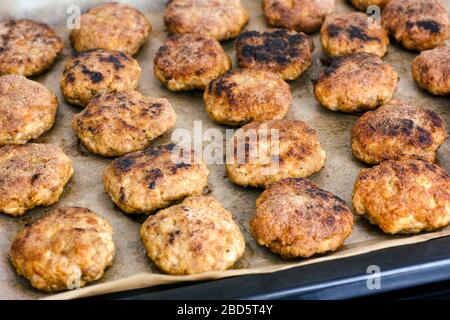 Vassoio da forno con taglierine. Primo piano Foto Stock