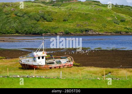 Il relitto di una barca a secco sul fiume Irish Glen nella Contea di Donegal, vicino a Teileann. Foto Stock