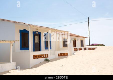 Dune di sabbia scivolato contro casa, Praia de Faro (Mar), Algarve, Portogallo Foto Stock