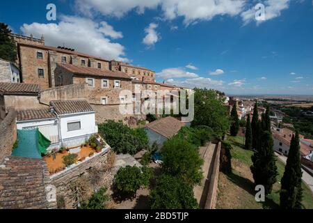 Museo di Cáceres e gregge di uccelli, Torre di Bujaco, Plaza Mayor, Cáceres, Estremadura, Spagna, Europa Foto Stock